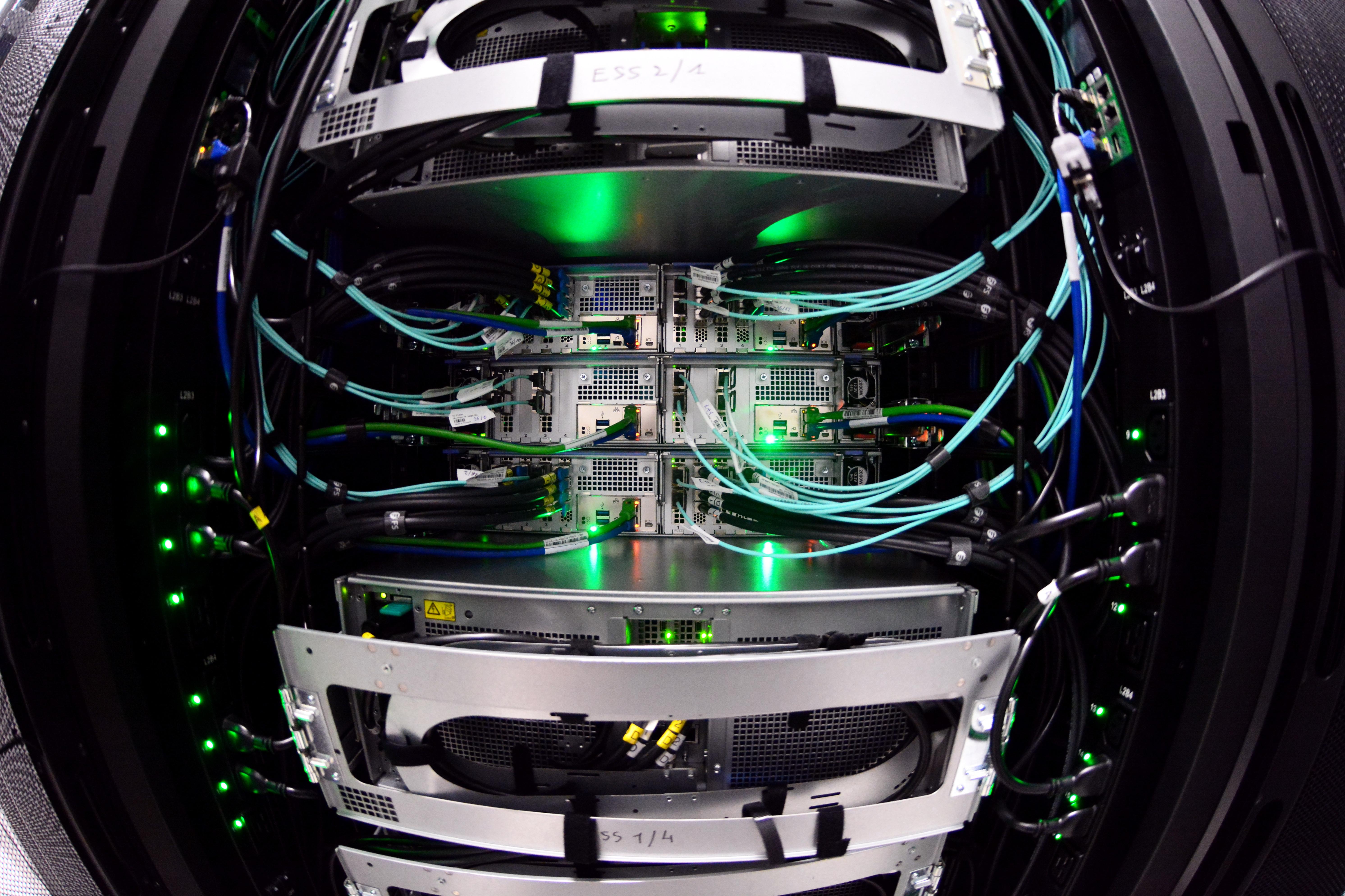 Server equipment with turquoise network cables and green indicator lights at Ifremer’s DATARMOR centre