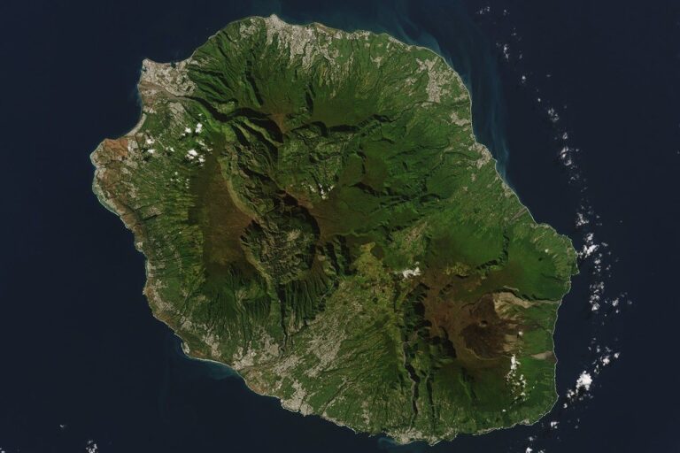 Landsat view of Réunion showing green volcanic terrain surrounded by dark ocean